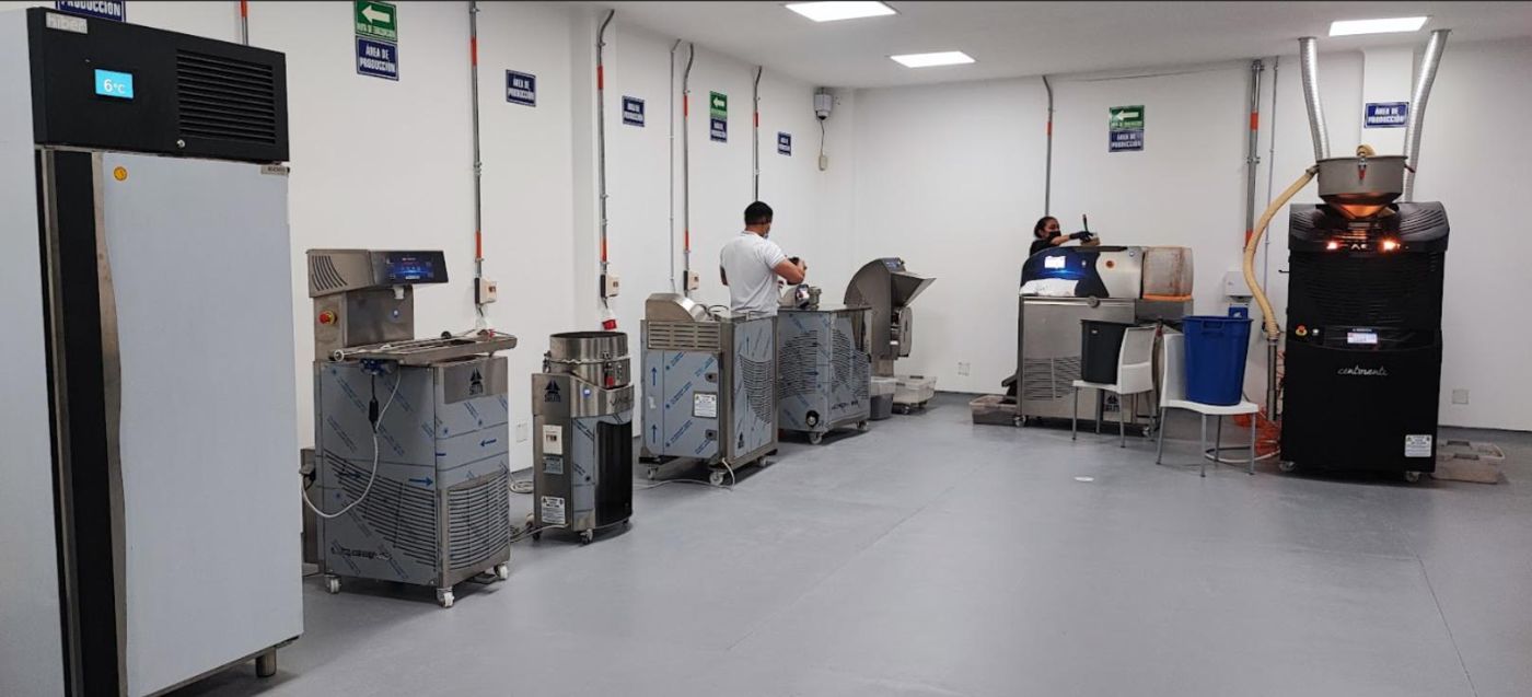 Sala de producción de CPC con tostador, molinos y refinadores