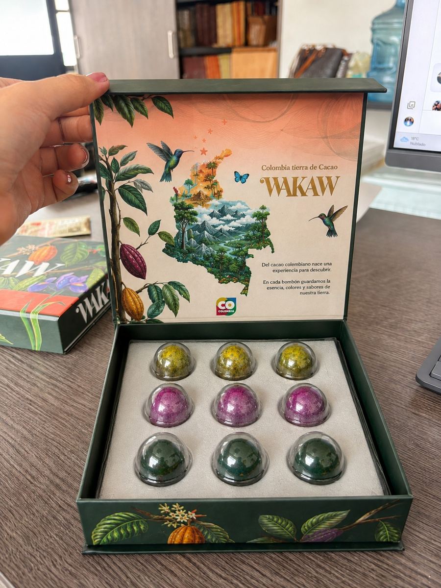 Caja WAKAW abierta con nueve bombones de colores