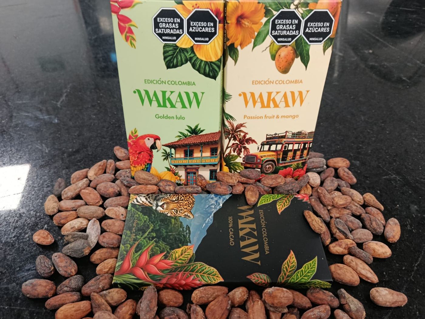 Tres tabletas WAKAW sobre granos de cacao